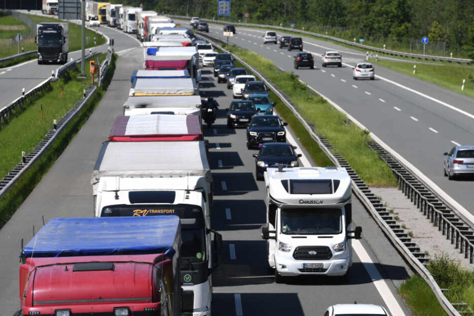 An Wochenenden will Tirol künftig auch Ausweichstraßen sperren. (Symbolbild)