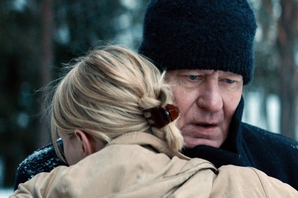 Erstes Wiedersehen seit langem: Trond Sander (Stellan Skarsgard) wird vom Besuch seiner Tochter (Maria Alm Norell) überrascht.