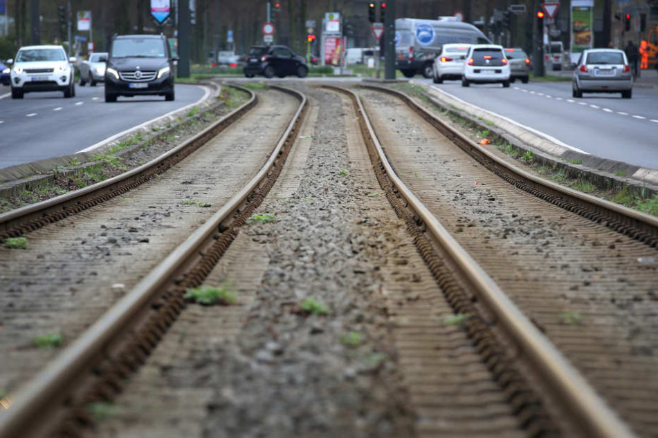Verletzt hatte die Täter den Mann einfach auf den Gleisen liegen lassen. (Symbolbild)