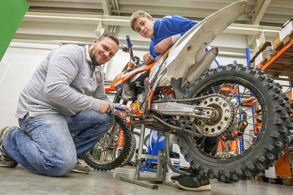 Luka Pfalz (15) mit Papa Karsten Hütter (35) in der Werkstatt.