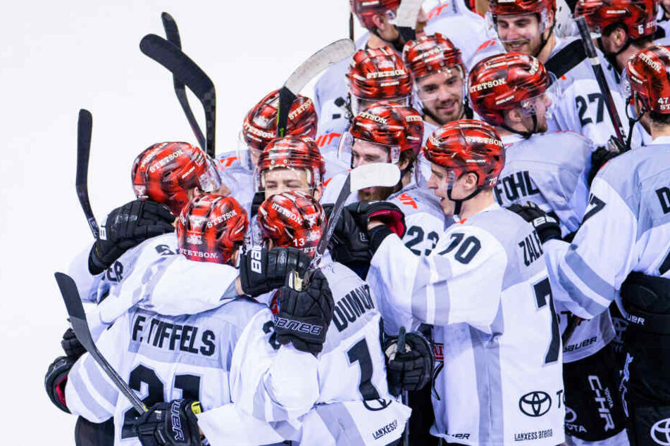 Kölns Team freut sich mit Frederik Tiffels (l).