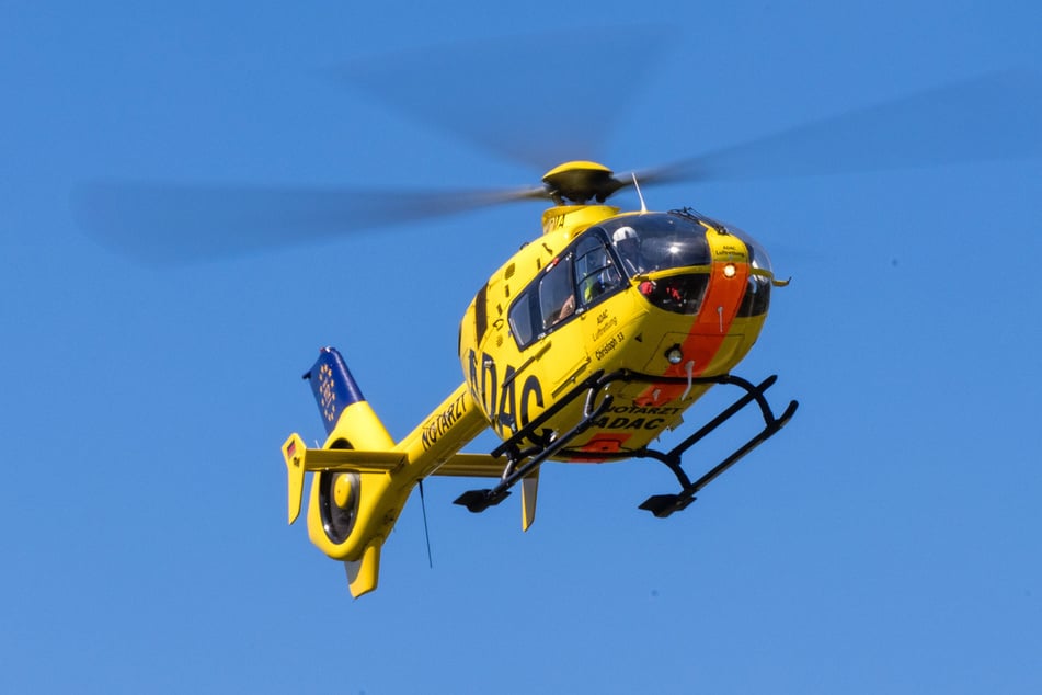 Ein Rettungshubschrauber brachte eine schwerverletzte Person ins Krankenhaus. (Symbolbild)