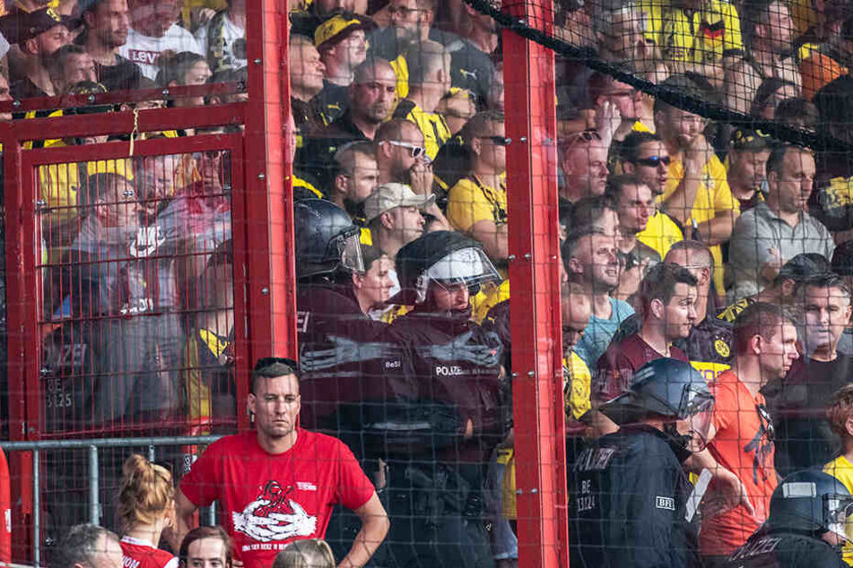 Die Polizei versprühte schnell Reizgas, was der BVB in seiner Stellungnahme bestätigte.
