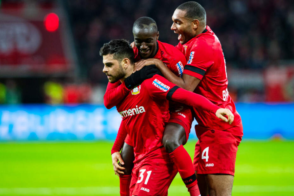 Kevin Volland (l.) traf doppelt für Leverkusen. Hier wird er von Moussa Diaby (M.) und Jonathan Tah gefeiert.