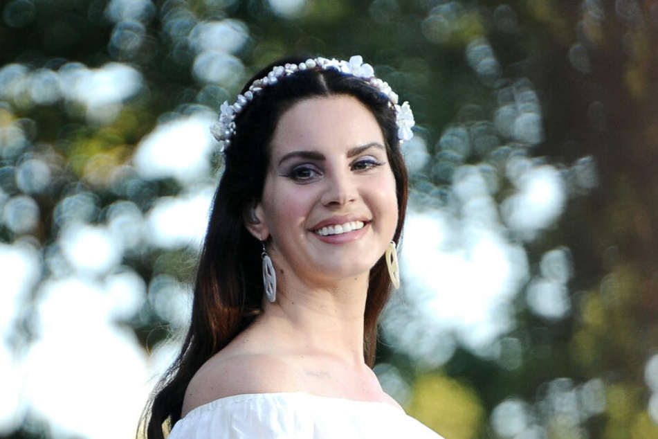 Lana Del Rey (34) hat wegen Krankheit ihre komplette Europatournee abgesagt.