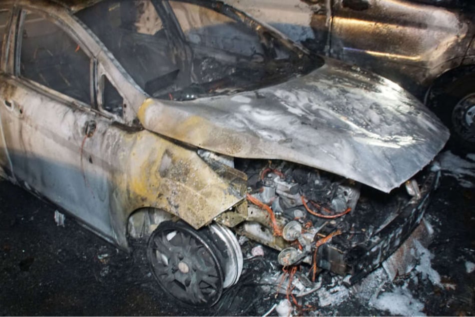 Insgesamt sechs Autos brannten in Remchingen-Singen vollständig aus, der Sachschaden geht in einen sechsstelligen Bereich.