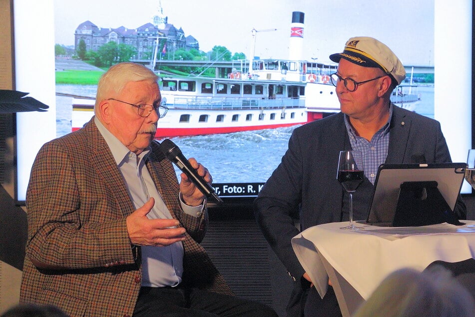 Historiker Fritz Heinrich (l.) war der erste Talkgast von Moderator und Pianist Dirk Ebersbach.