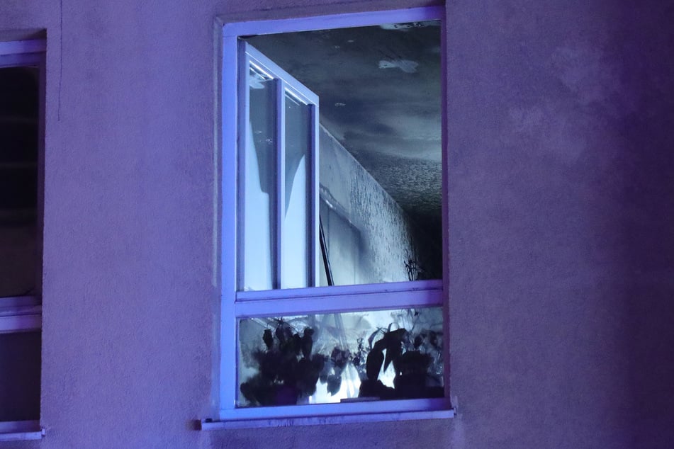 Die Couch einer Wohnung hatte Feuer gefangen - aus noch ungeklärter Ursache.