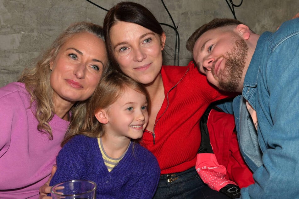 Als Emma (2.v.l.) zu Besuch kommt, kann Lilly (2.v.r.) ihre Probleme für kurze Zeit im Kreis der Familie vergessen.