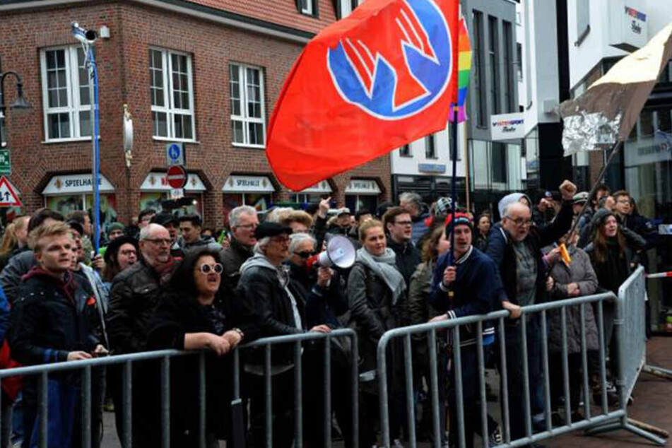 "Die Rechte" demonstrierte am 22. April auf dem Kolbeplatz in Gütersloh.