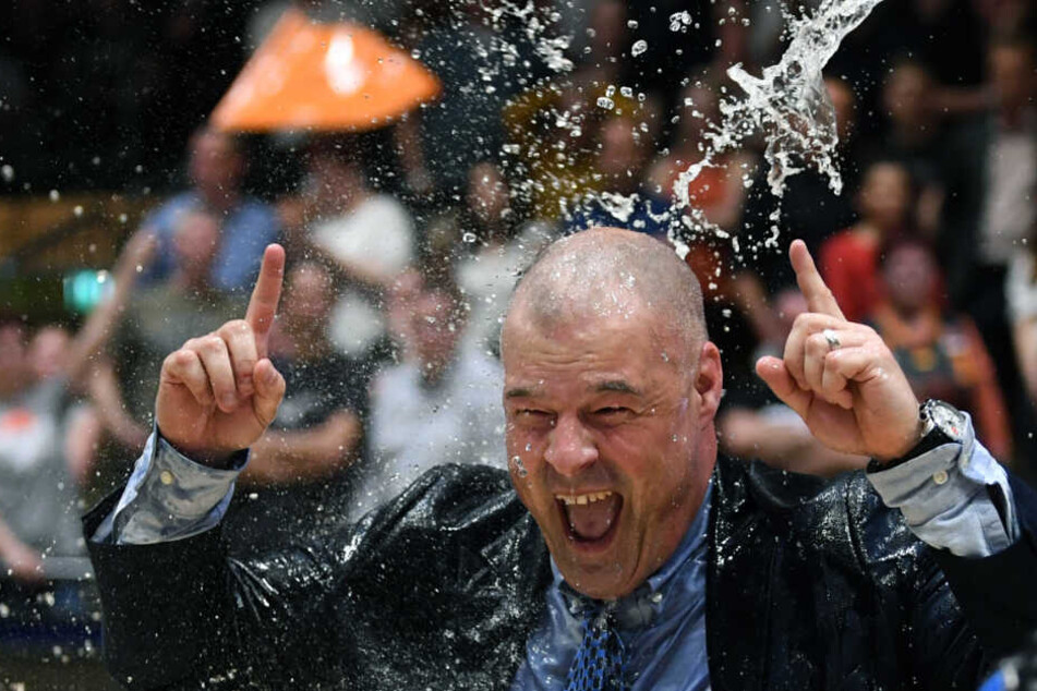 Trainer Mike Taylor erhielt nach dem Sieg eine Wasser-Dusche.