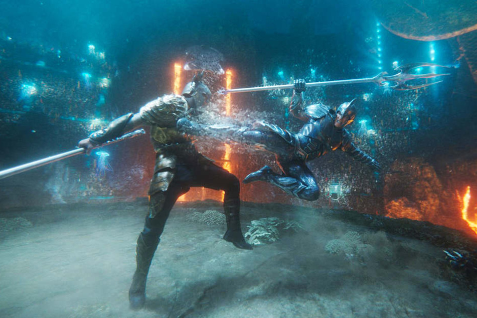 Aquaman (l., Jason Momoa) stellt sich Orm (Patrick Wilson) vor tausenden Zuschauern im Zweikampf.