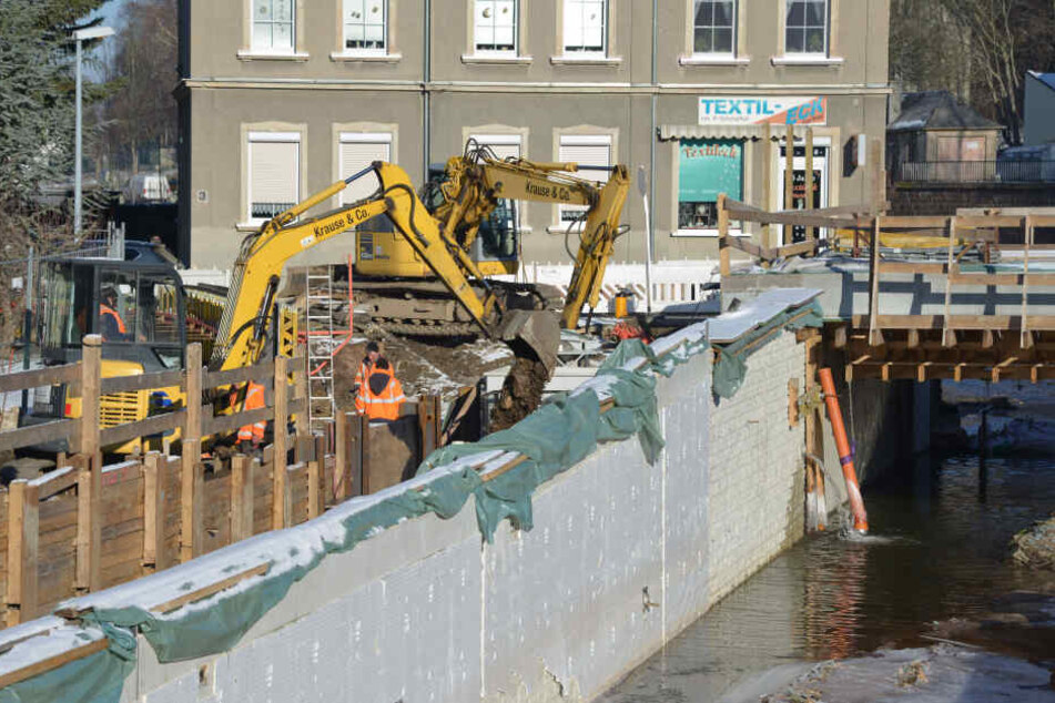 In Harthau wird an neuen Stützmauern gebaut. Vor einem Jahrhundert-Hochwasser schützen sie nicht.