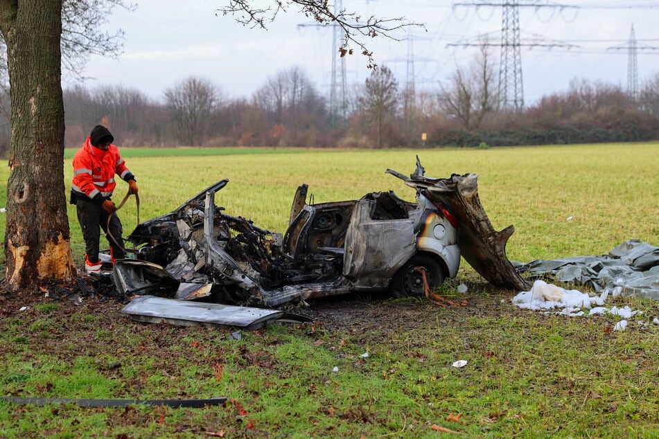 Der Unfallwagen fing sofort Feuer. Für den 40-jährigen Fahrer kam jede Hilfe zu spät.