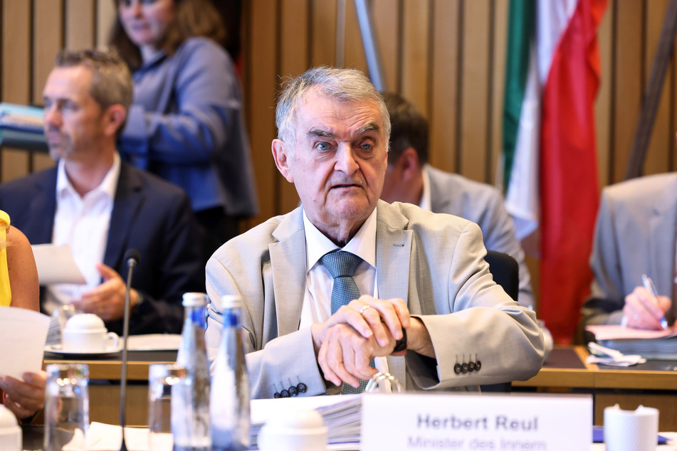 NRW-Innenminister Herbert Reul (72, CDU) hat mehr Polizeipräsenz und Kontrollen bei Volksfesten angeordnet.