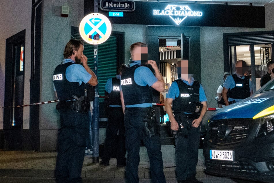 Ein Großaufgebot der Polizei versammelte sich vor der Bar "Black Diamond" in der Friedhofstraße.