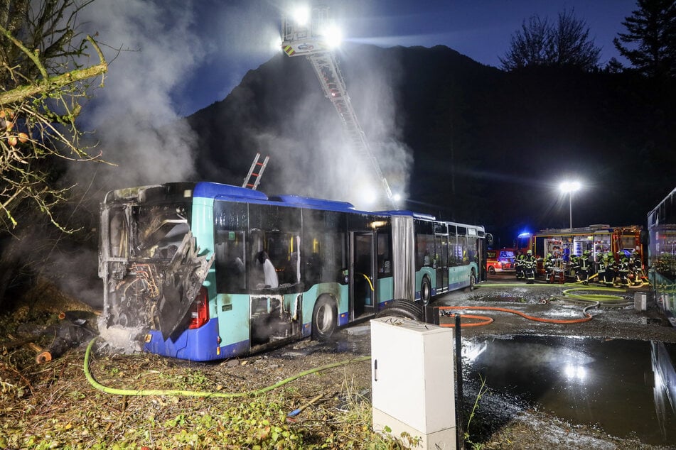 Auf einem Busparkplatz im Allgäu fing ein Gelenkbus Feuer.