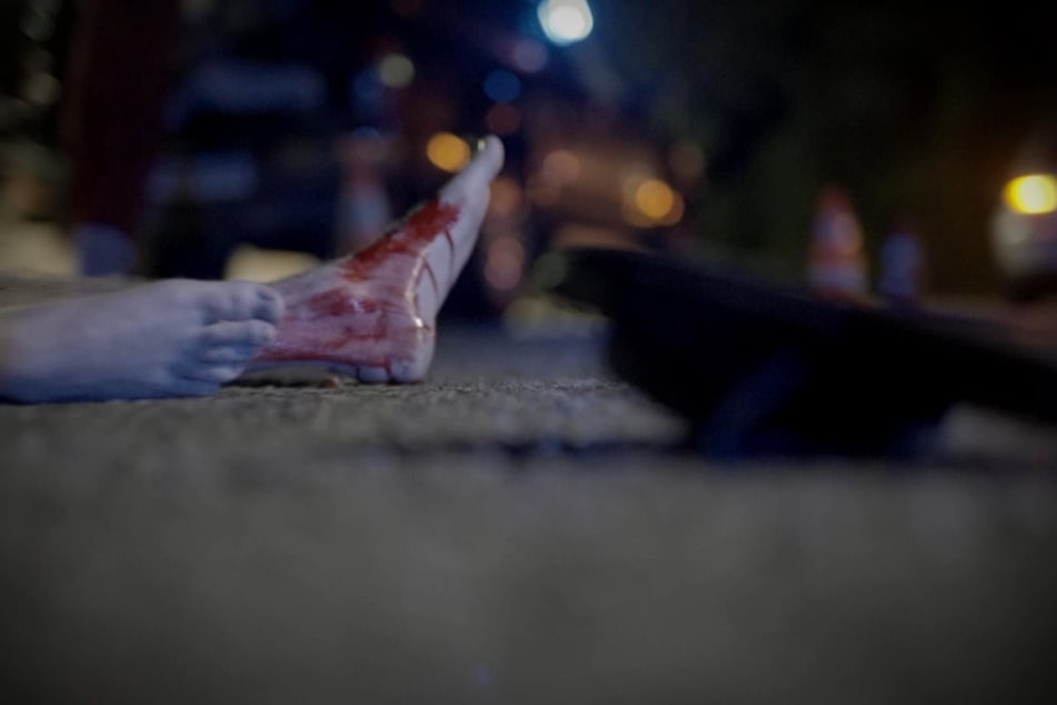 Nachgestellte Szene: Auf einer Autobahn auf Mallorca wird ein Deutscher überfahren.