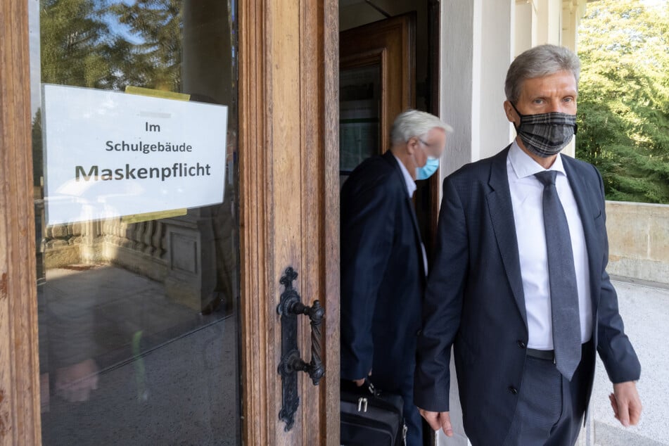 Thüringens Bildungsminister Helmut Holter (67, Die Linke) kommt aus einer Schule, in deren Gängen eine Maskenpflicht besteht.