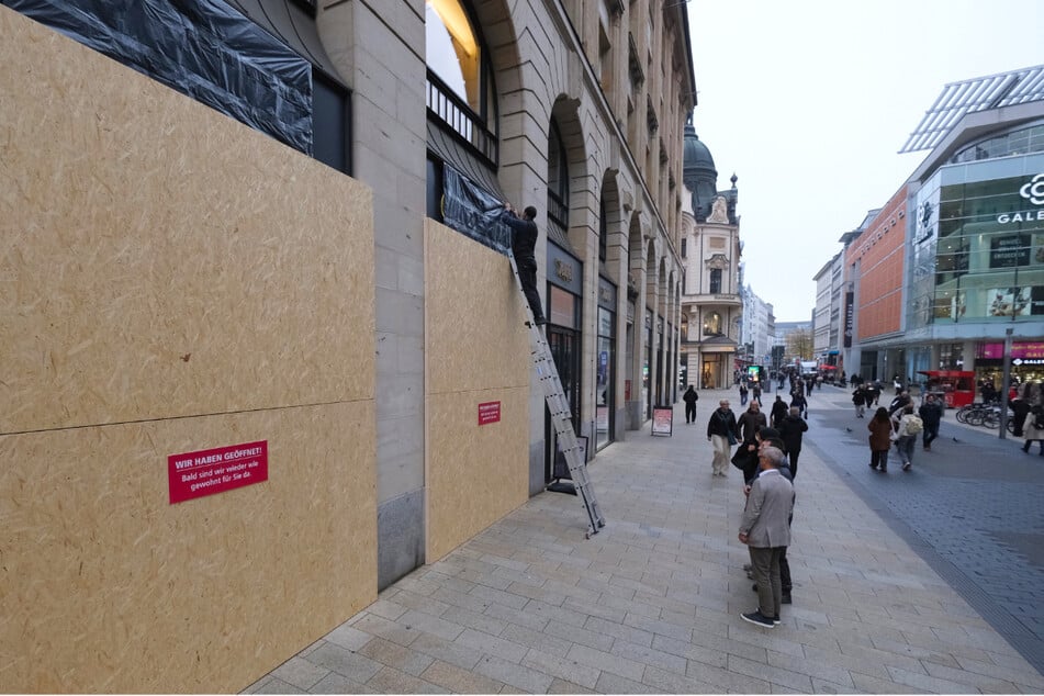 Ähnliche Bilder gibt es aus der Grimmaischen Straße, hier vom Juwelier Rüschenbeck schräg gegenüber vom Galeria Kaufhof.