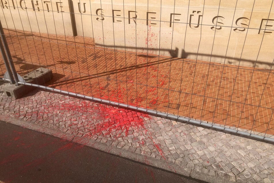 Direkt vor dem Eingang der Garnisonkirche befindet sich ein großer Fleck an roter Farbe.