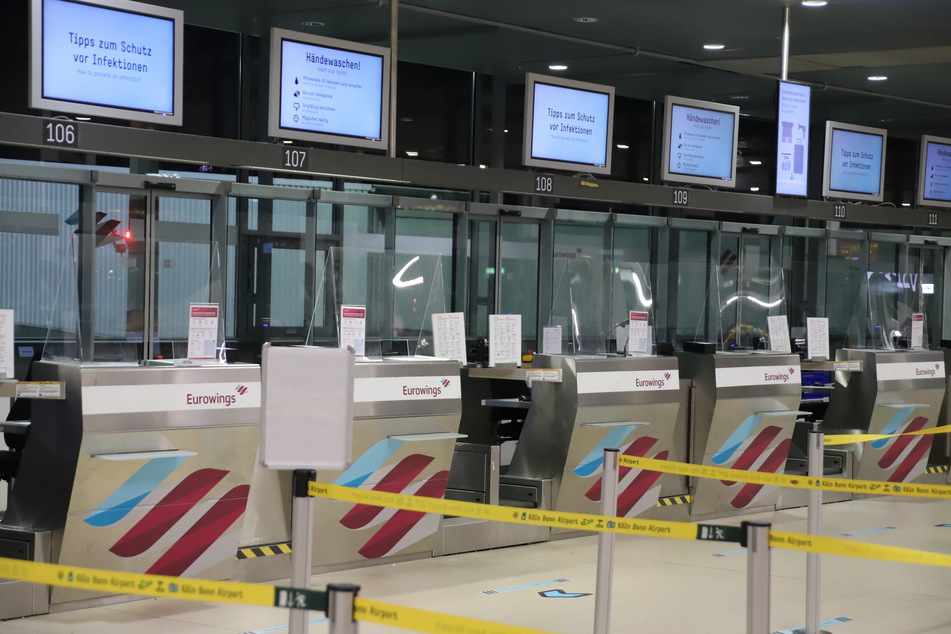 Die Schalter der Fluggesellschaft Eurowings sind am Flughafen Köln/Bonn nicht besetzt und leer.