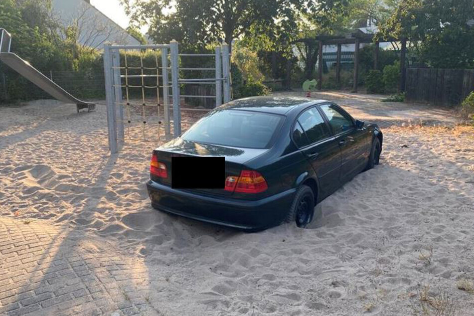 Ein 83 Jahre alter Rentner war mit seinem BMW in den Sandkasten eines Spielplatzes im rheinland-pfälzischen Limburgerhof gefahren.