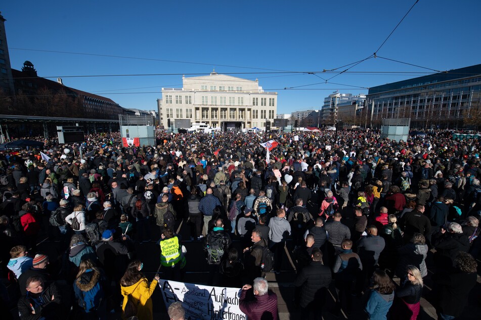 Teilnehmer einer Demonstration der Stuttgarter Initiative "Querdenken" stehen auf dem Augustusplatz in Leipzig.