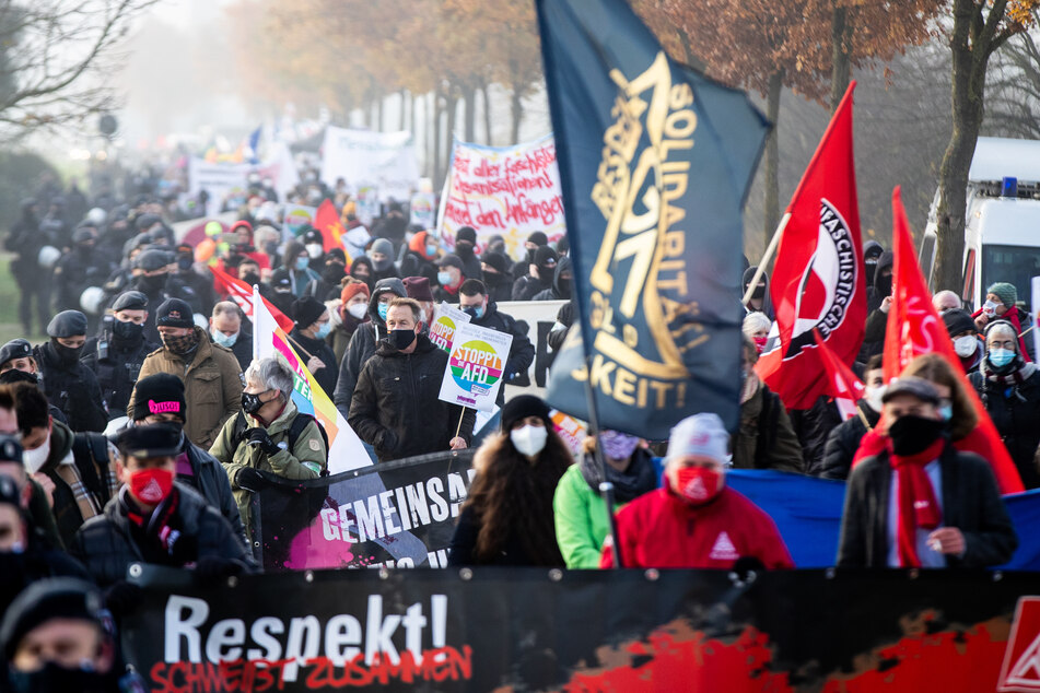 Demonstranten gegen den Bundesparteitag der AfD haben sich auf einer Landstraße in Kalkar versammelt.
