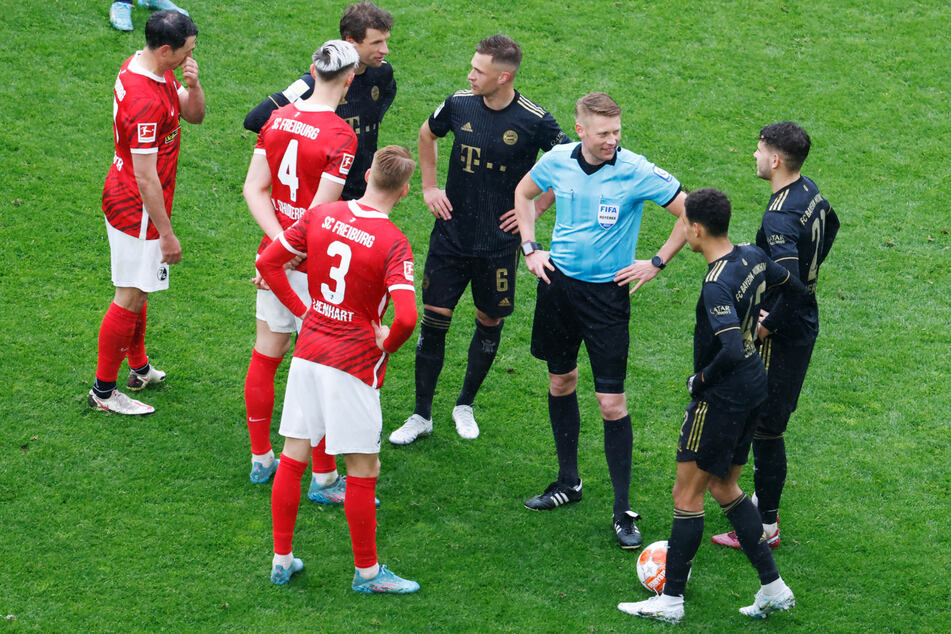 Auf dem Platz wurde nach dem Wechselfehler des FC Bayern München angeregt über die Situation diskutiert. Nico Schlotterbeck (Nummer 4) machte Schiedsrichter Christian Dingert auf den Vorfall aufmerksam.