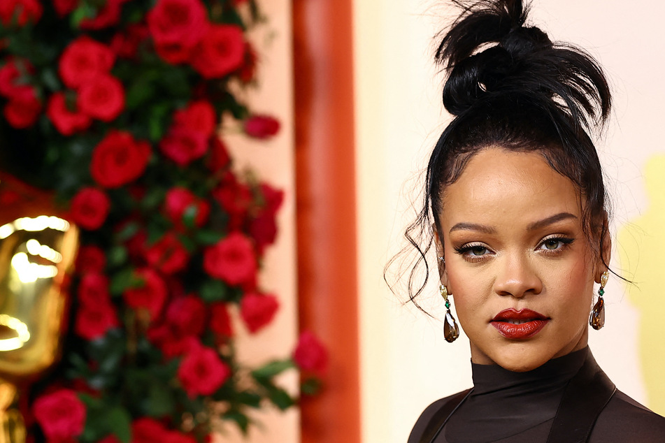 Rihanna takes the cake for most-followed woman on Twitter!