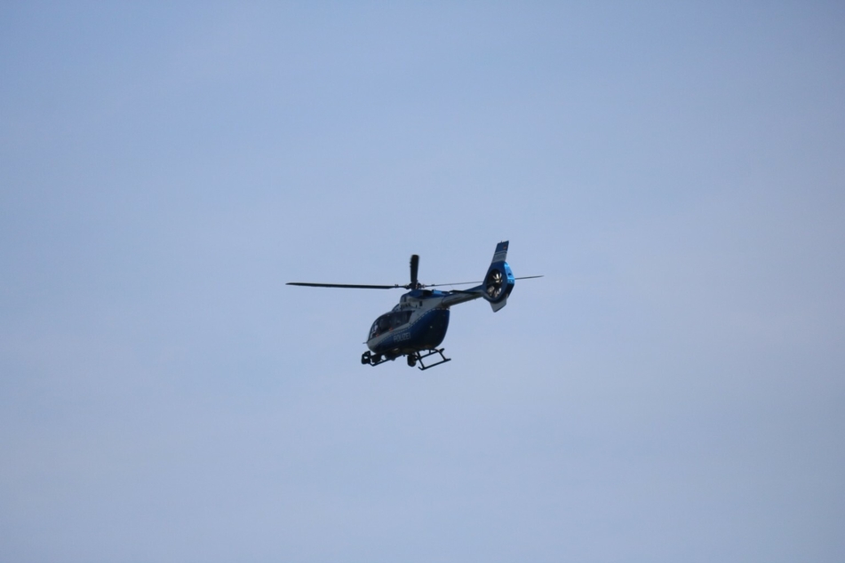 Ein Hubschrauber kreiste über den gut besuchten Badesee.