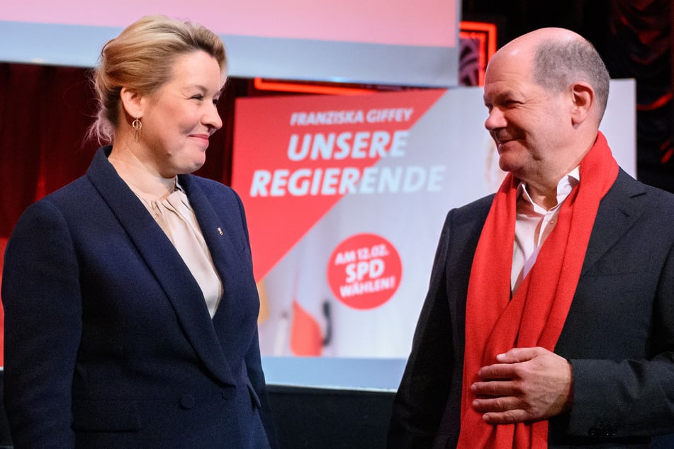 Berlin: Bundeskanzler Scholz und Berlins Bürgermeisterin Giffey besuchen Bayer in Berlin