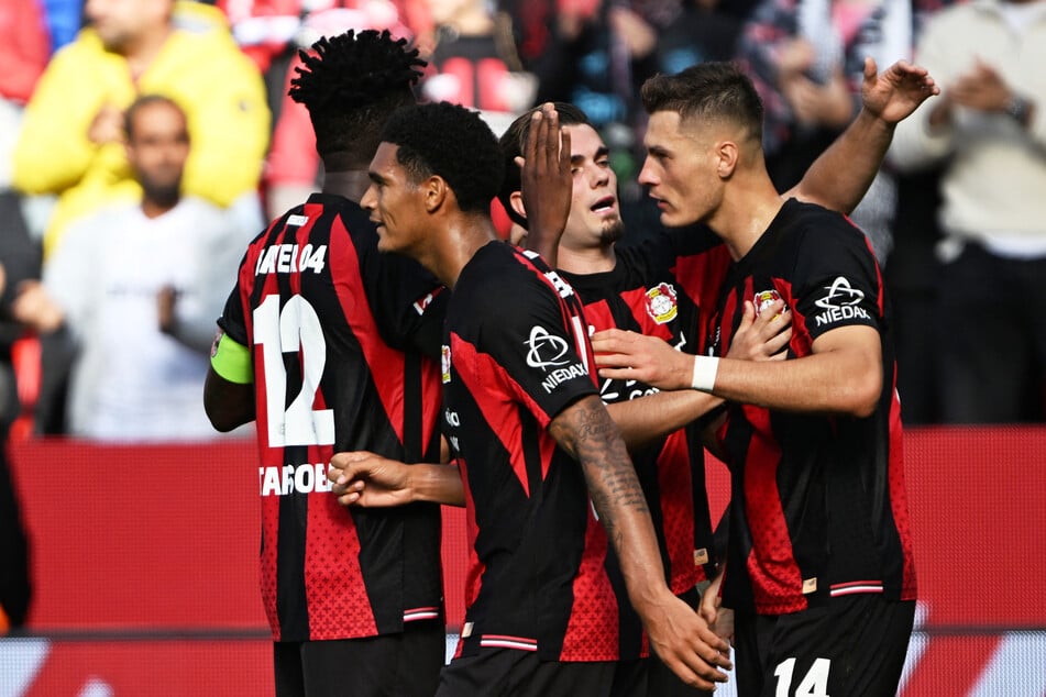 Patrik Schick (r.) machte kurz vor der Halbzeit das 1:0 für Bayer Leverkusen.