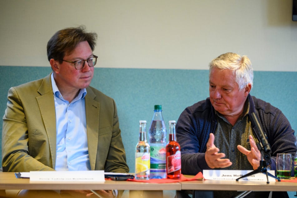 Landwirtschaftsminister Georg-Ludwig von Breitenbuch (54, CDU, l.) tauschte sich mit Jens Hoffmann (64) zur Lage der Landwirte aus.