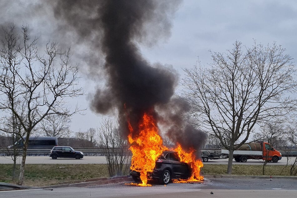 Der Autofahrer konnte seinen brennenden Wagen noch von der Autobahn fahren.