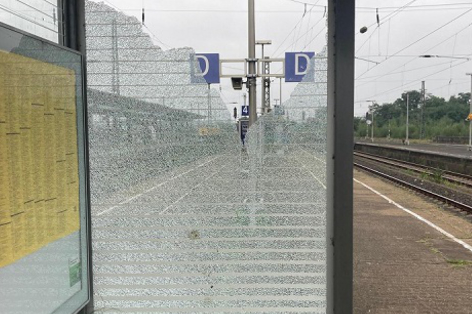 Am Bahnsteig 3/4 ging eine Glasscheibe zu Bruch.