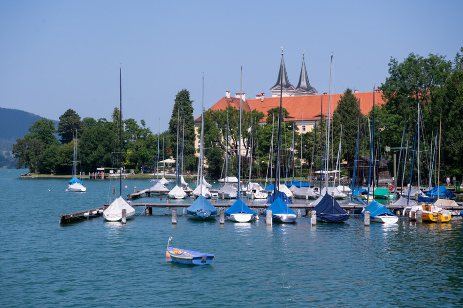 Zahlreiche Segelboote liegen vor dem Bräustüberl im Wasser des Tegernsees. Der Tourismus in Bayern zieht wieder etwas an.