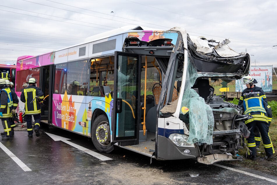 Die Vorderseite des Busses wurde bei dem Crash regelrecht abgerissen.