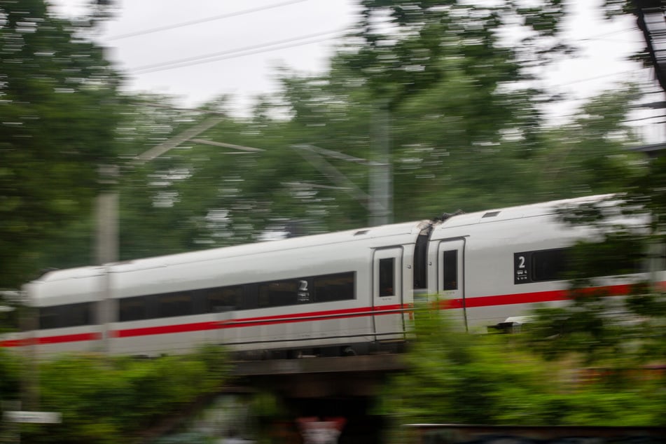 Ein Mann sorgte im ICE auf dem Weg nach Hamburg für Aufsehen, als dieser einen DB-Mitarbeiter attackierte. (Symbolbild)