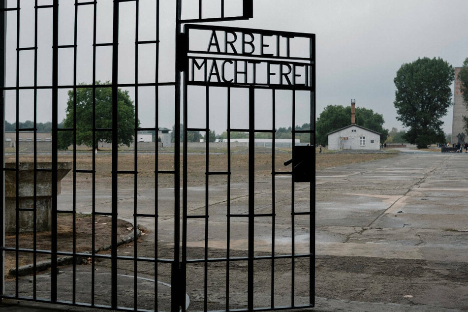 Am Mittwoch hat eine Expertin die lebensfeindlichen Zustände im KZ Sachsenhausen vor Gericht geschildert. Am Donnerstag soll ein Überlebender des Konzentrationslagers angehört werden.