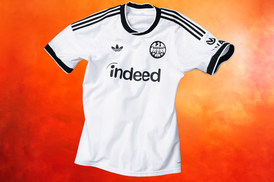 Das neue Trikot erinnert mit dem Eintracht-Wappen auf der linken Brust an die Erfolge des Klubs in den 1980er- und 1990er-Jahren.