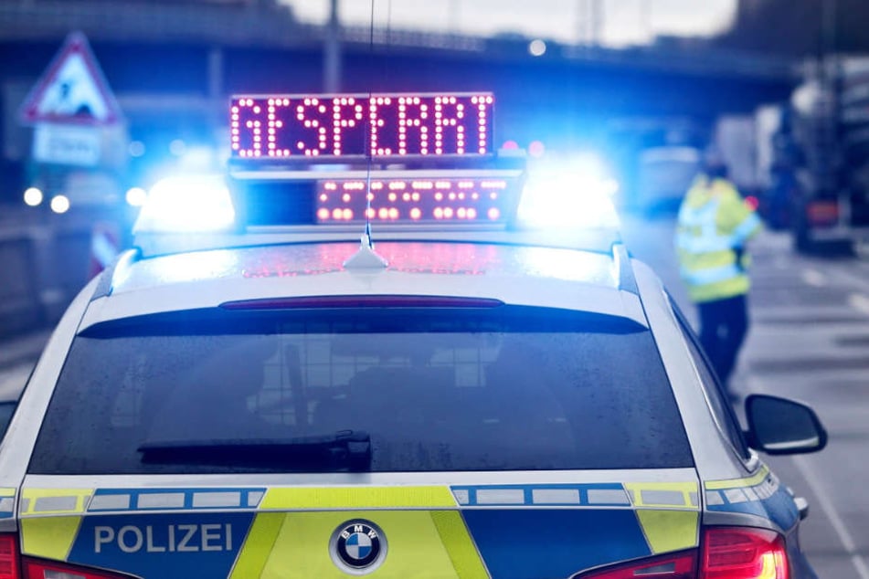 Heftiger Unfall in Wuppertaler Tunnel: Männer werden zwischen Autos eingeklemmt