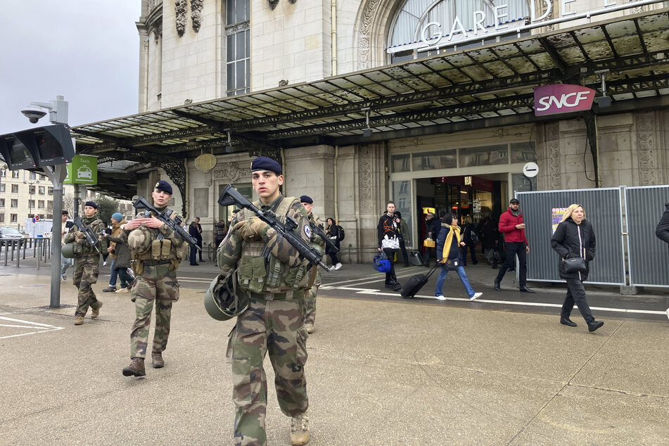 Soldaten patrouillierten nach der Attacke vor dem Bahnhof Gare de Lyon.