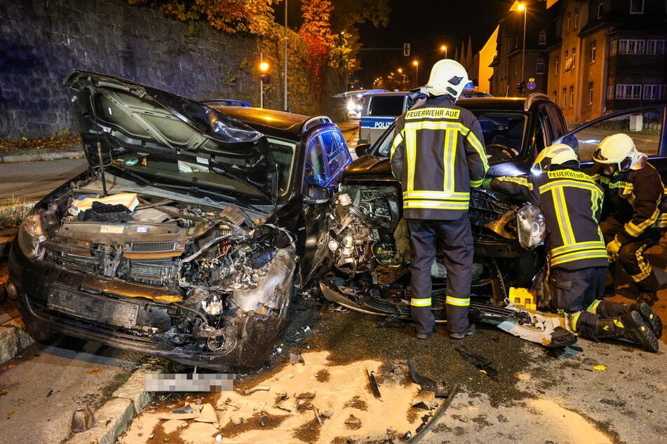 Beide Autos wurden so stark beschädigt, dass sie abgeschleppt werden mussten.