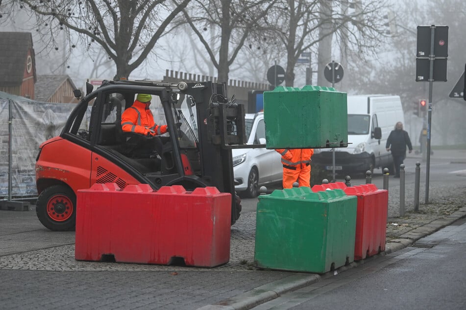 Die Schutzblöcke werden mit Baggern abgebaut und auf Lastern wegtransportiert.