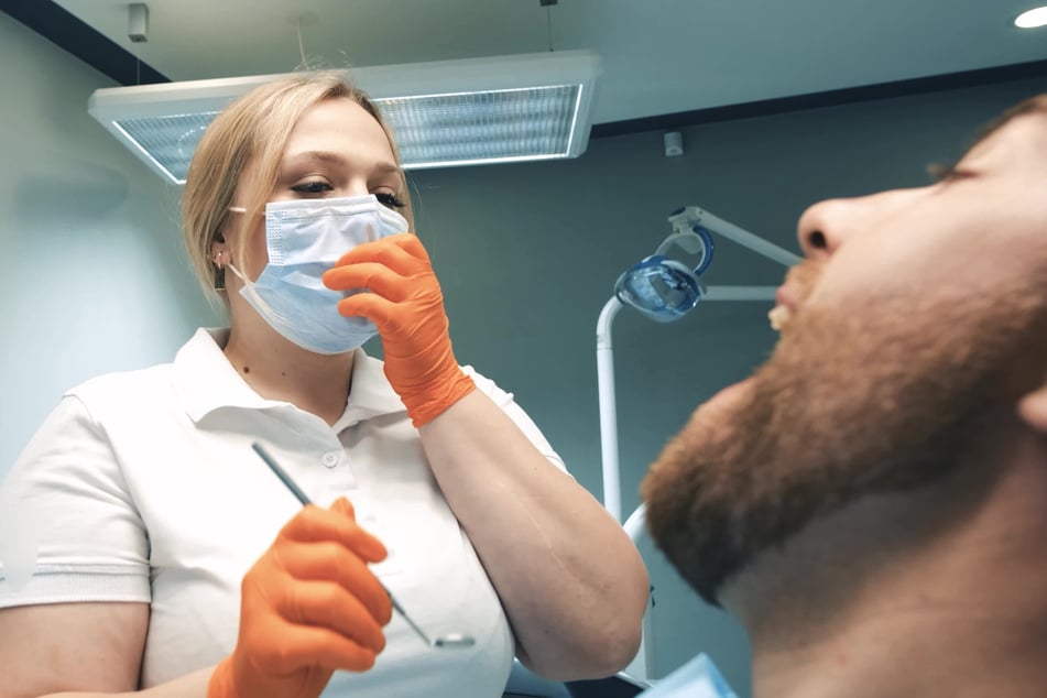 Der regelmäßige Gang zum Zahnarzt hilft, um mögliche Ursachen für Mundgeruch frühzeitig zu erkennen.