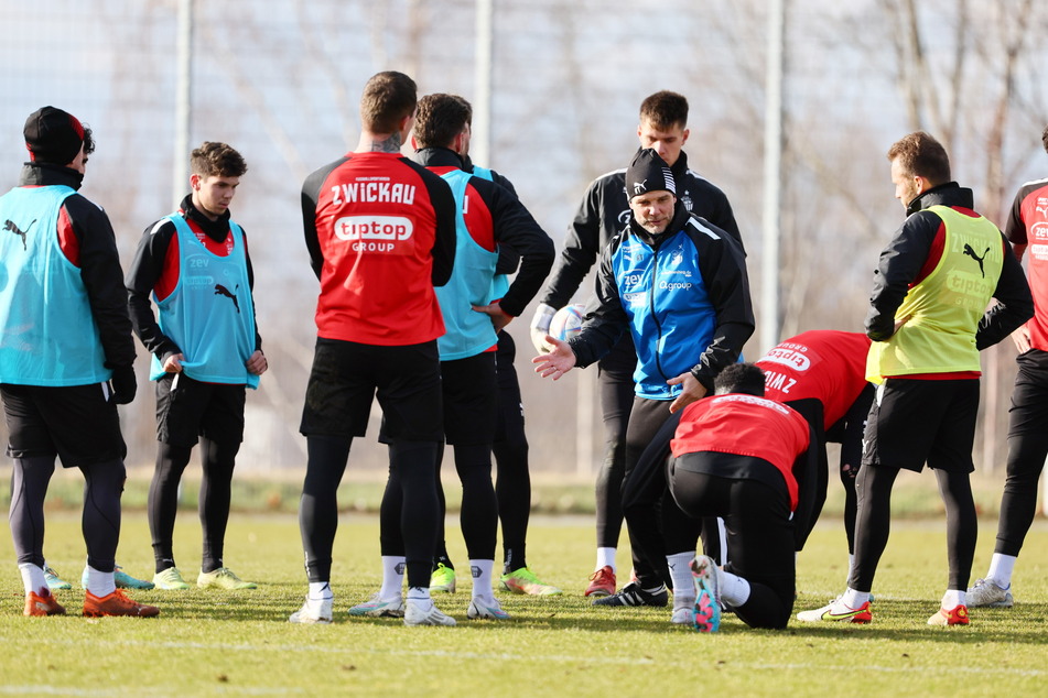 Gleich bei der Sache: FSV-Trainer Ronny Thielemann (mit Mütze) erklärt seinen Jungs mit vollem Körpereinsatz, was zu tun ist.