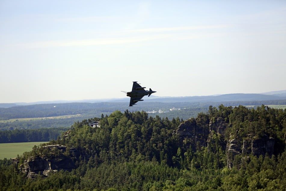 Mehrere Kampfjets der Bundeswehr düsten Mitte der Woche aus Neuburg an der Donau (Oberbayern) kommend durch die Sächsische Schweiz. (Archivbild)