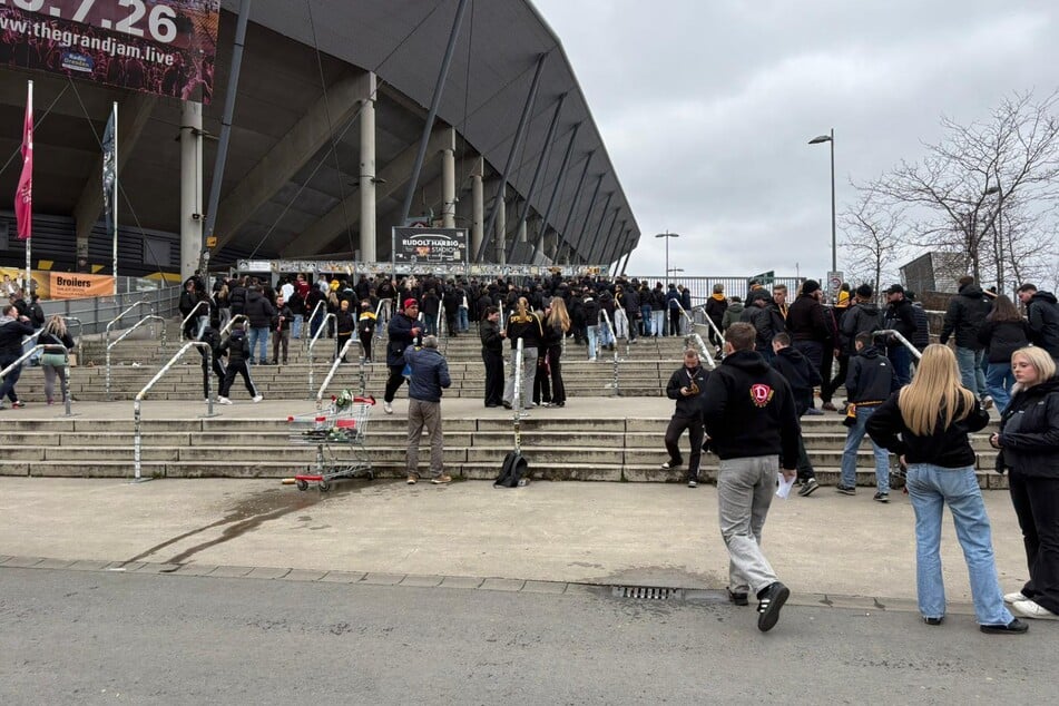 Noch ist es recht übersichtlich vor dem K-Block, doch schon bald wird die Hütte voll sein.